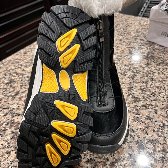 NEW Snow boot - Picture 3 of 6